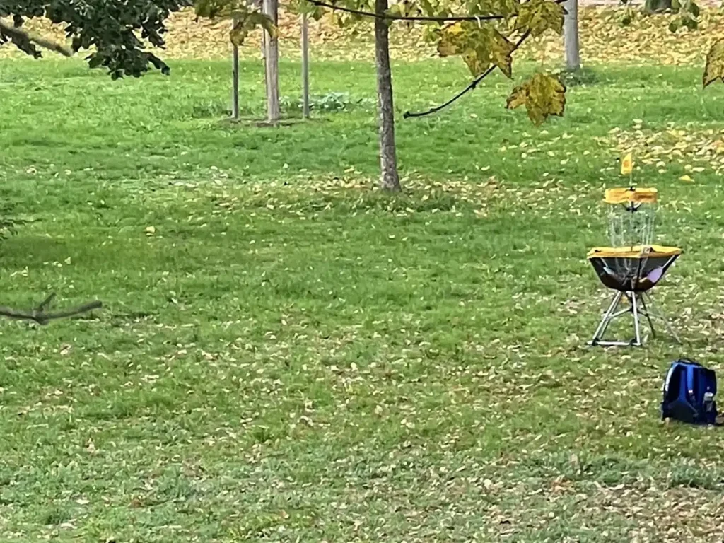 Macht zusammen Spaß, als Einzelsport wirft aber jeder für sich allein beim Discgolf